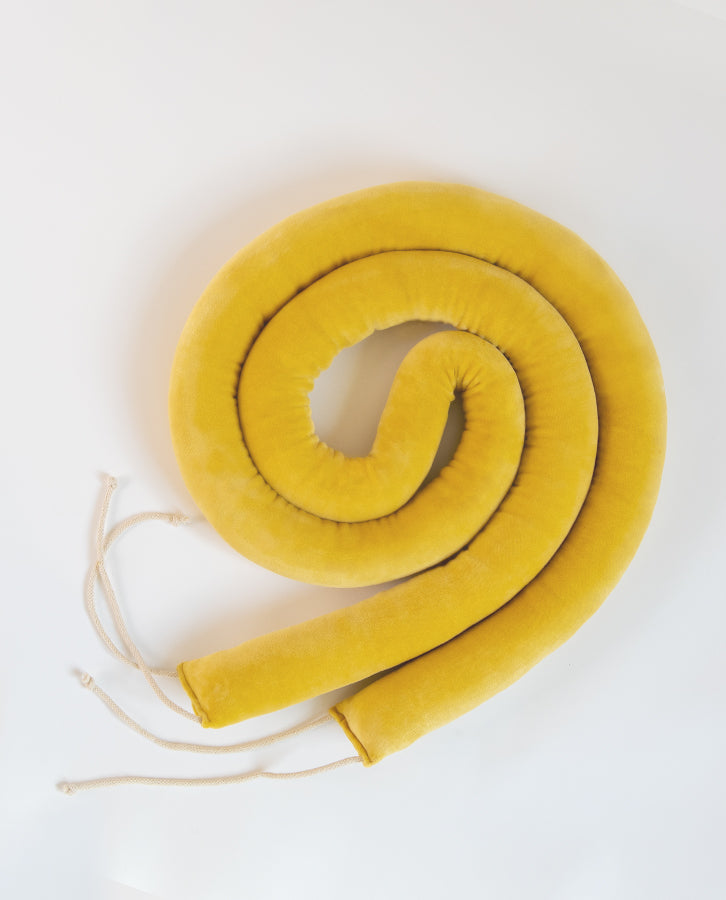 Découvrez cette jolie tresse de lit jaune moutarde - Boobébé.fr