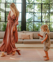 Charger l&#39;image dans la galerie, Tapis de jeu Toddlekind LINEAR - CAMEL