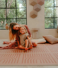 Charger l&#39;image dans la galerie, Tapis de jeu Toddlekind LINEAR - CAMEL